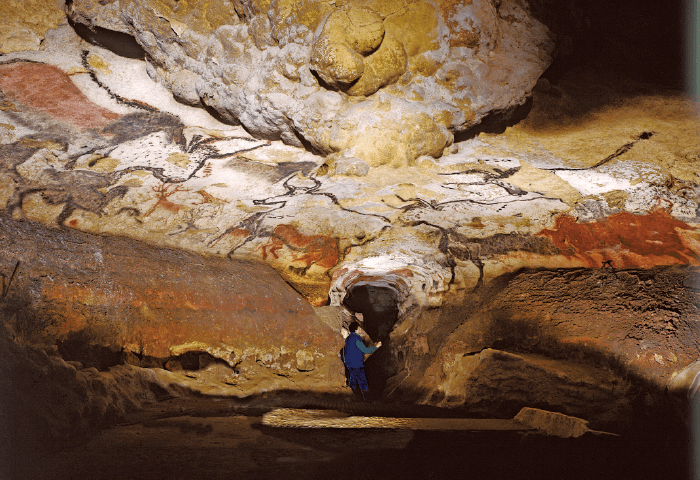 ラスコー洞窟（フランス，ドルドーニュ県）の「牡ウシの広間」
