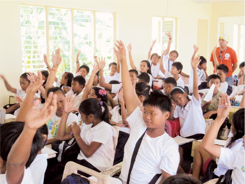 図3 仮校舎内で防災教育を受けるレイテ島の子どもたち