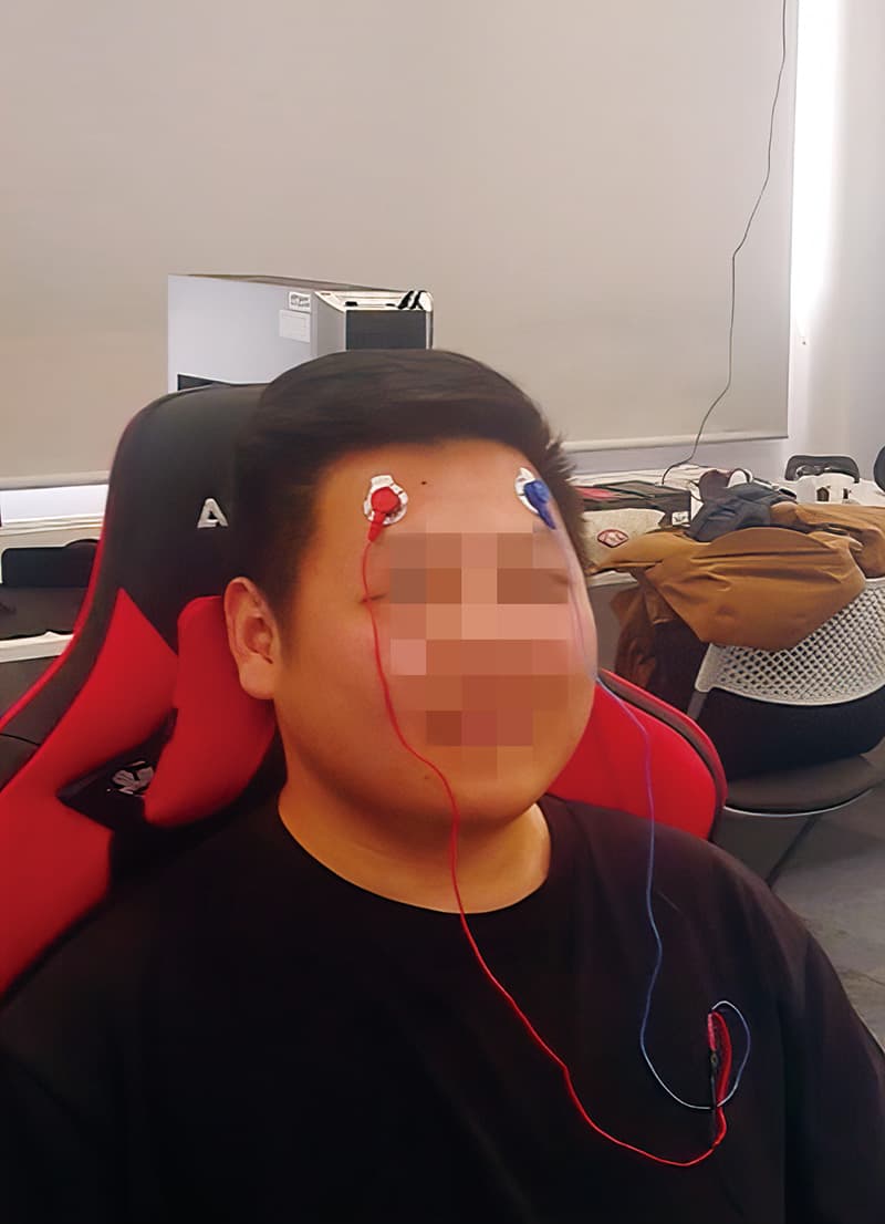 図1 簡易型脳波計を用いた測定