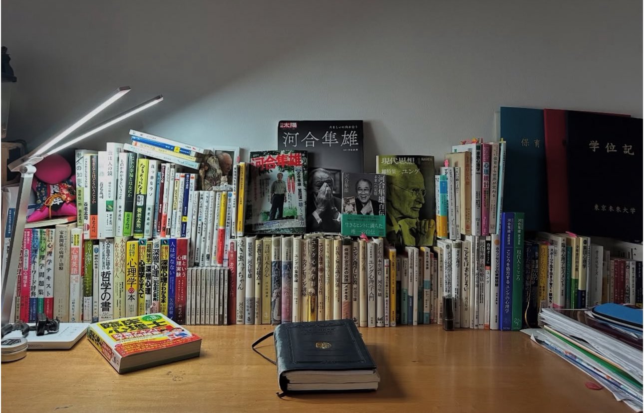 Bookshelf in Mr. Tsuruno's desk