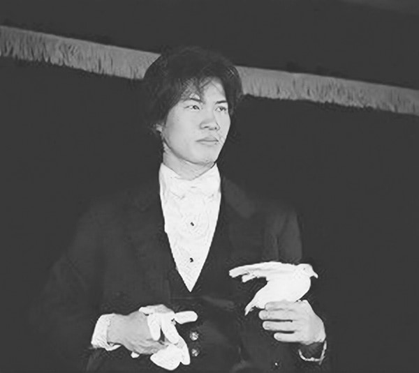 20年以上前の大学祭でのステージにて，ハトを出してドヤ顔の瞬間。