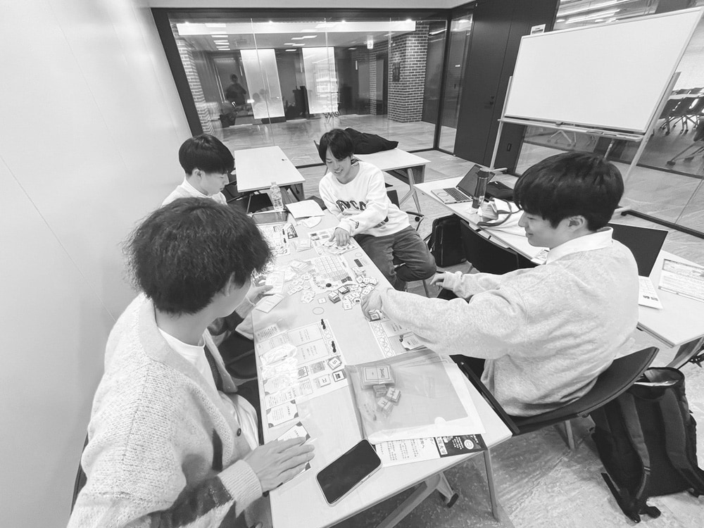 試作品をもとに議論する開発チーム